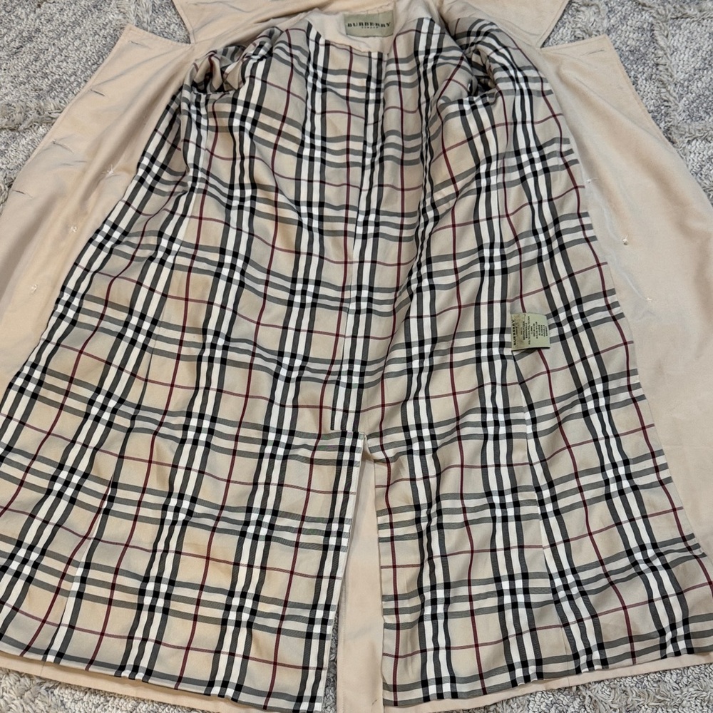 Authentic Burberry Light Tan Trench Coat - Picture 14 of 17